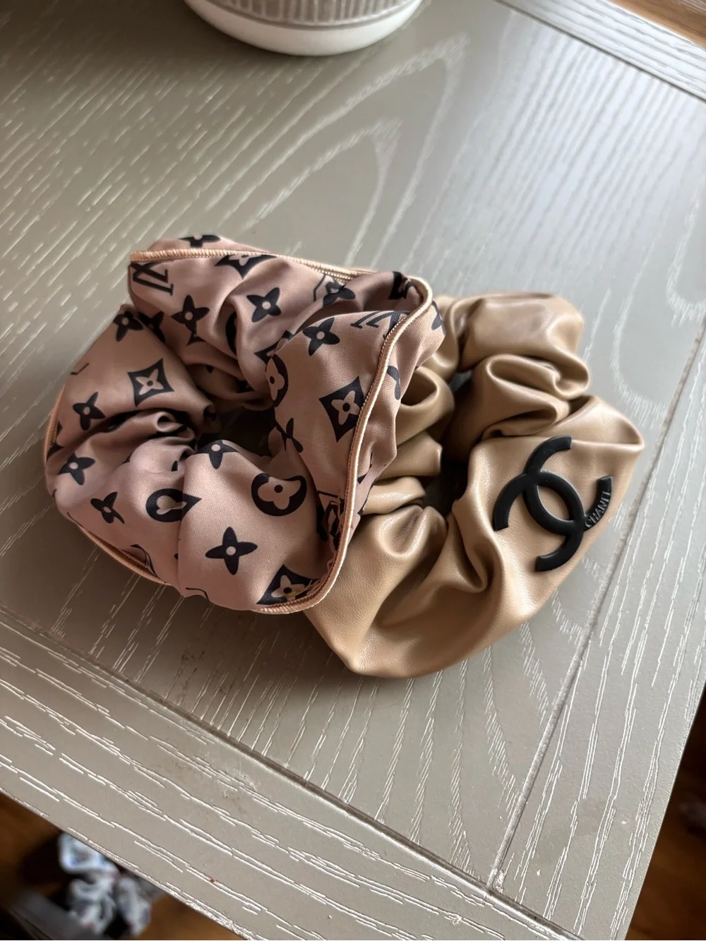 FASHION Set of 2 Logo Scrunchie Set - Neutral Beige & Beige